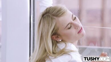 Hotel fuck with sexy blonde Lindsey Cruz