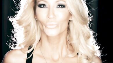 Busty blonde babe Jessica Drake can play with two dicks at once