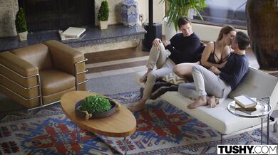 Chaos took over the bedroom as a pair of heavy hitters decided to nekompromisně tunnel through Natasha Nice from both ends at once.