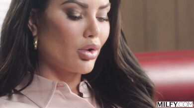 This horny babe gets her hungry hole stretched and then creamed to the limit