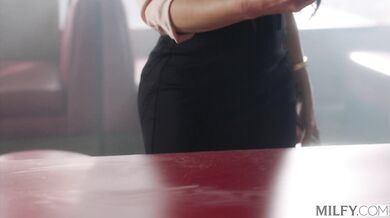 This horny babe gets her hungry hole stretched and then creamed to the limit