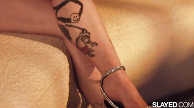 Valerica Steele can't hold back the juices while Sarah Illustrates works her pussy